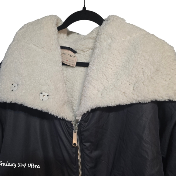 We The Free Cream and Black Puffer Jacket - Picture 9 of 10